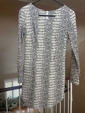 Black & White Long-Sleeve Patterned Shift Dress